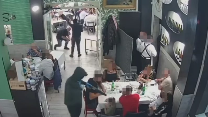 Rapina choc al ristorante, armi puntate contro i bambini
