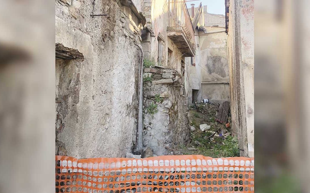 Alcune delle case danneggiate dal sisma dell’80 nel centro storico