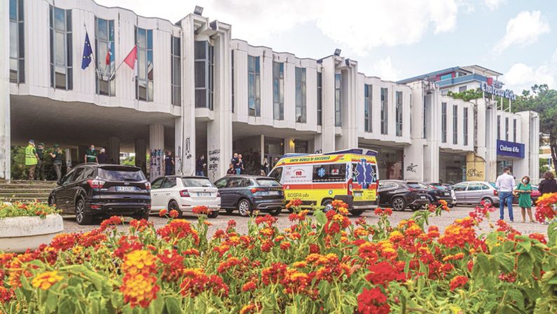 Rende, prenotati per il vaccino Covid-19 ma il centro è chiuso