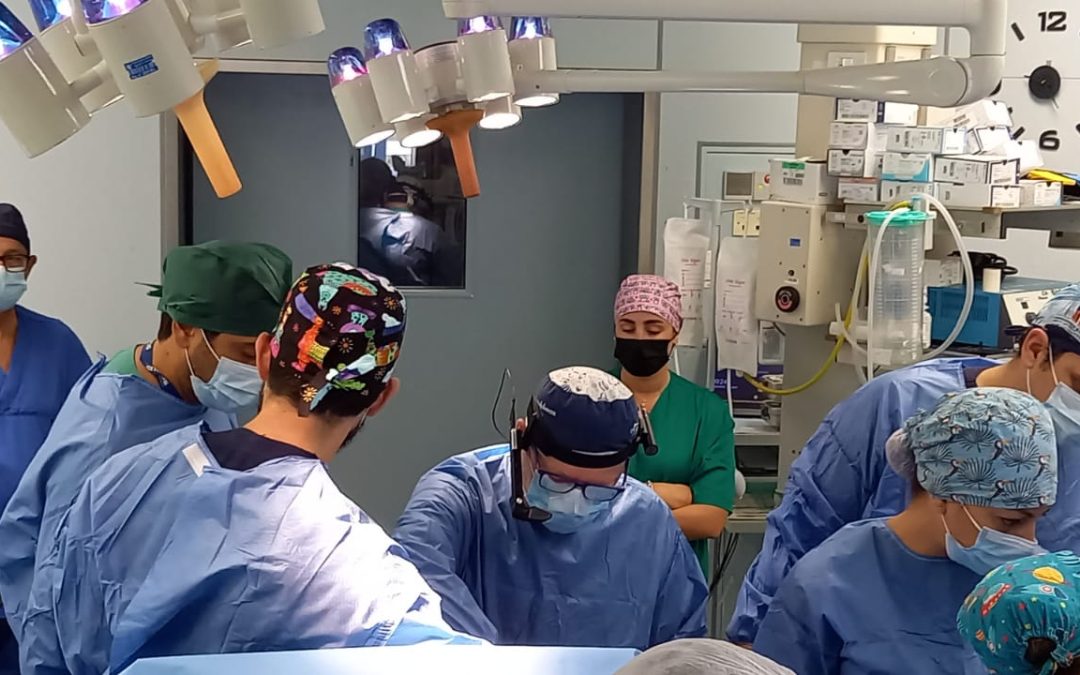 L’èquipe al lavoro in sala operatoria