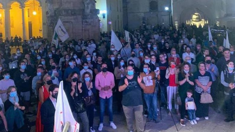 La Puglia vota tra insulti e violenze