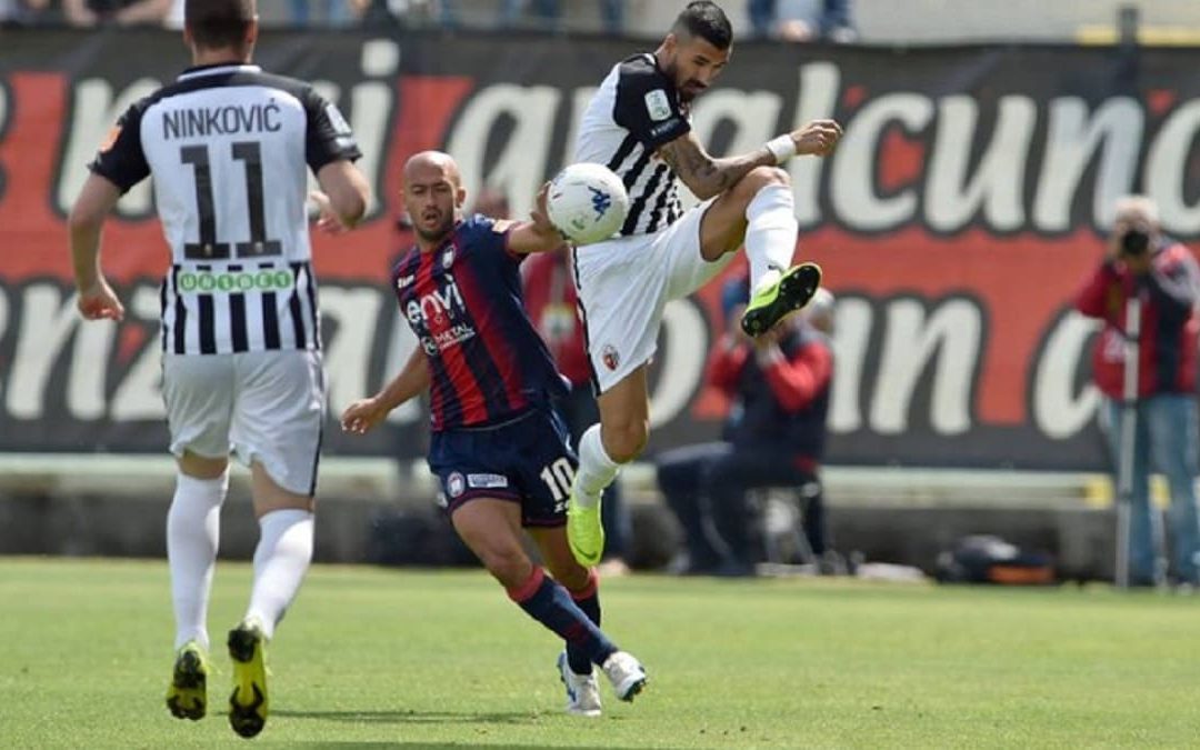 Serie B, Crotone punito nel finale: con l’Ascoli finisce 2-2