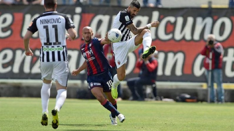 Serie B, Crotone punito nel finale: con l'Ascoli finisce 2-2