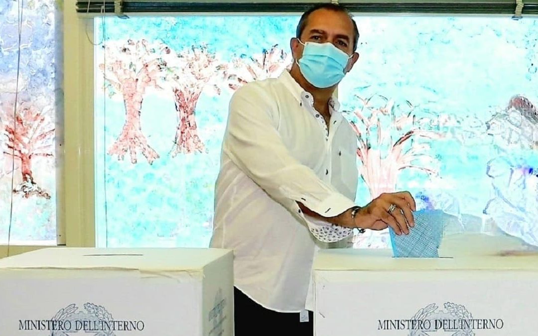 Luigi de Magistris ha votato a Napoli prima di partire per la Calabria