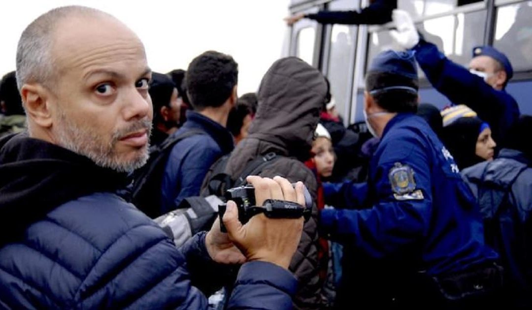 Diego Bianchi durante la realizzazione di un servizio sui migranti
