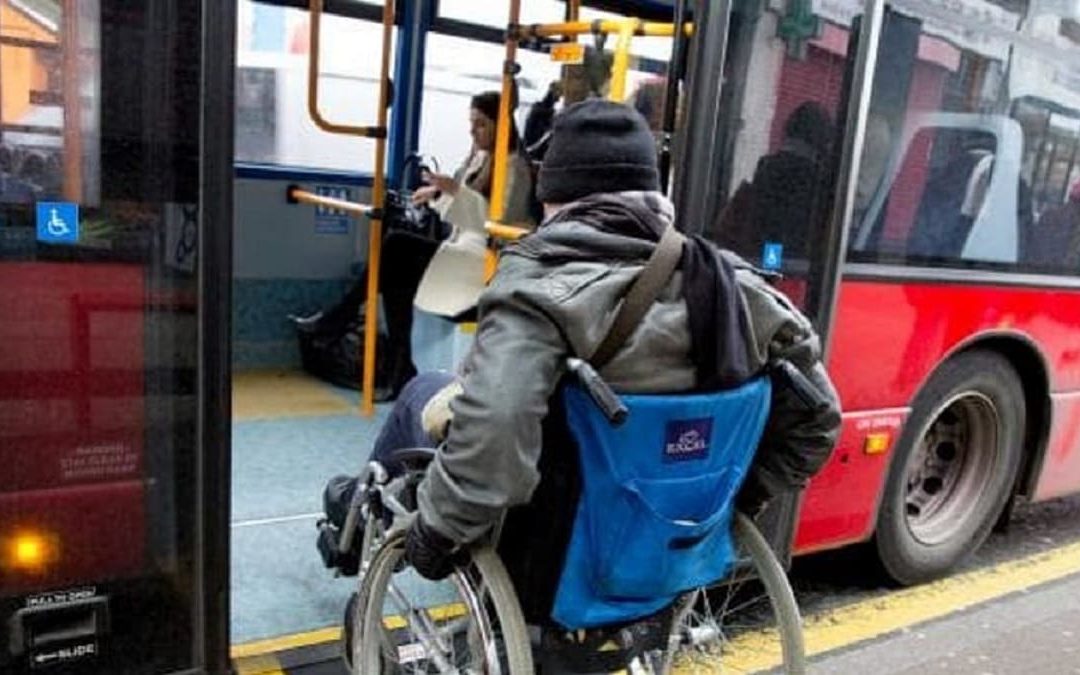 Un disabile intento a salire su un autobus