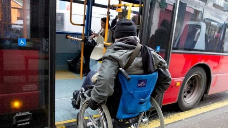 Disabile in carrozzina ignorato alla fermata del bus, arriva la polizia per farlo arrivare allo stadio