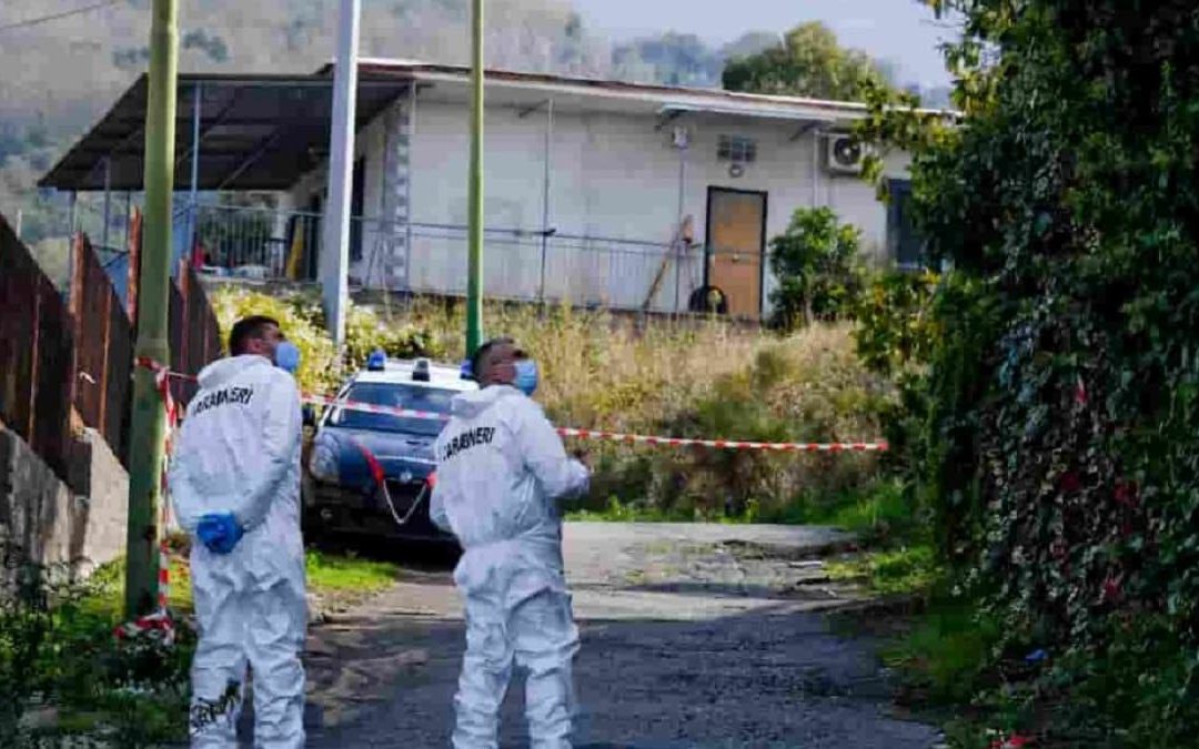 I carabinieri sul luogo del duplice omicidio