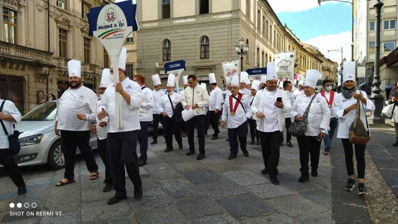 Festa nazionale del cuoco: parata di chef nel centro di Catanzaro - FOTO