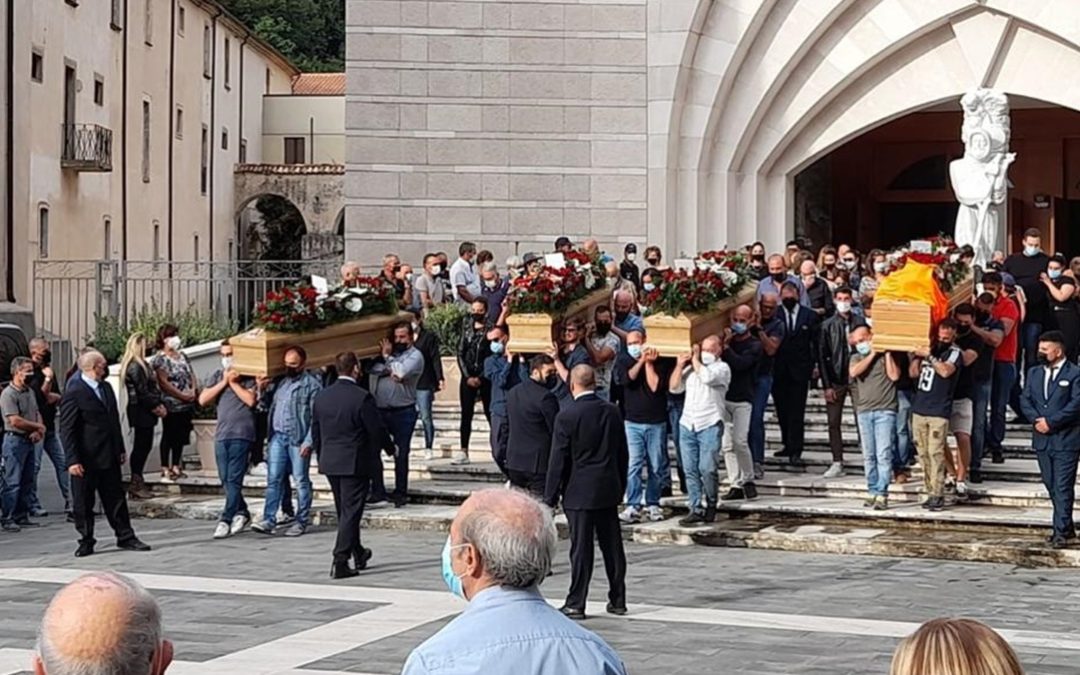 I funerali delle vittime della tragedia di Paola
