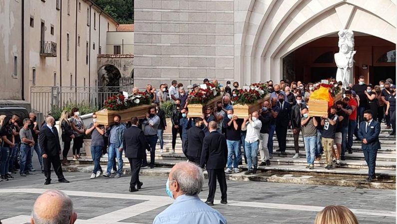 Paola, folla immensa per l’ultimo saluto alle vittime della tragedia del mosto