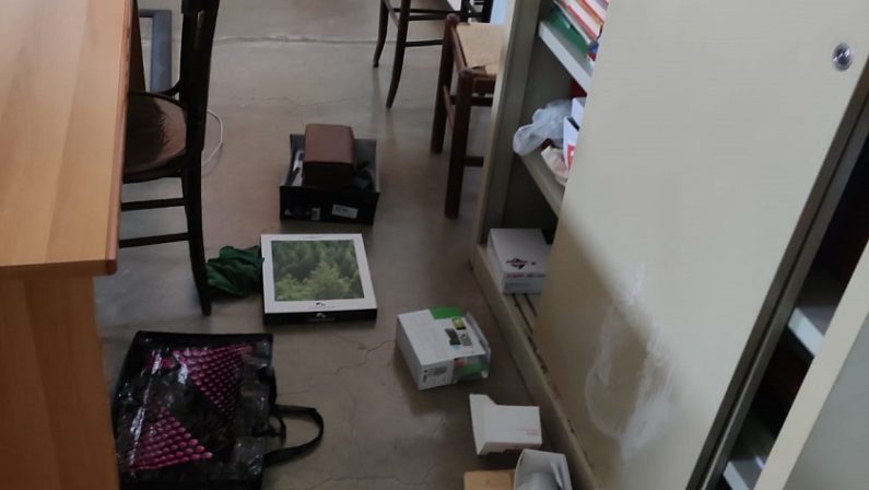 Furto nella scuola a Cassano: rubate le attrezzature utili agli studenti