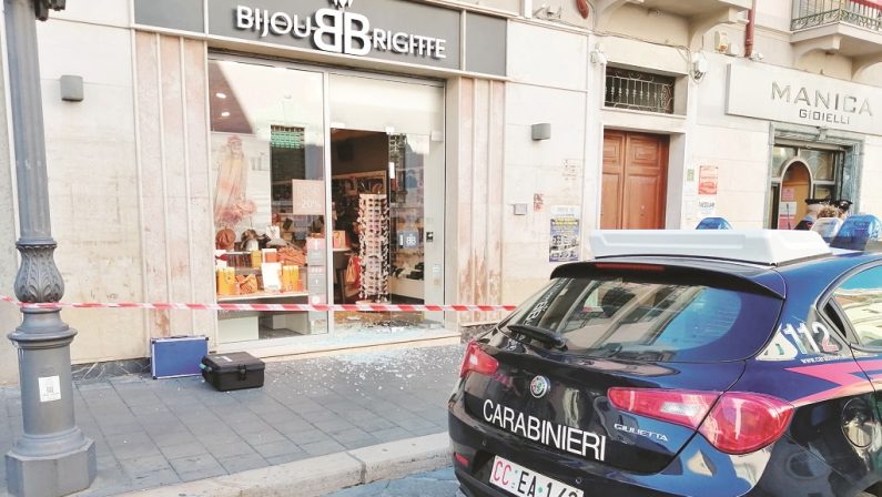 Le telecamere incastrano il ladro dei negozi del centro di Crotone