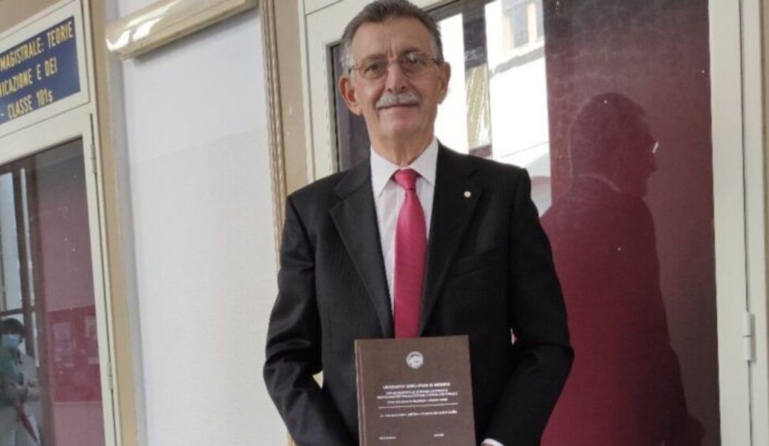 Gennaro Cortese con la tesi che gli vale la sua sesta laurea (foto citynow.it)