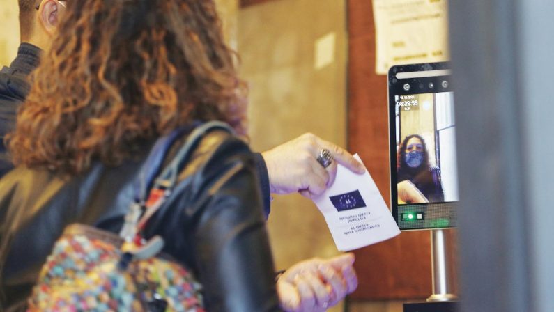 Green Pass per entrare nei negozi: arriva il Dpcm con le nuove regole