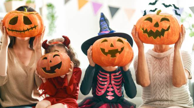 Bambini in una festa di Halloween