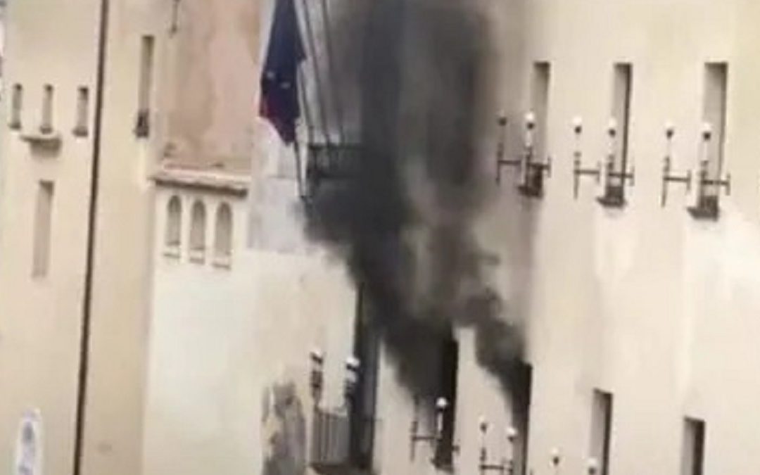 Le colonne di fumo fuoriescono dalle finestre del Comune di Amalfi