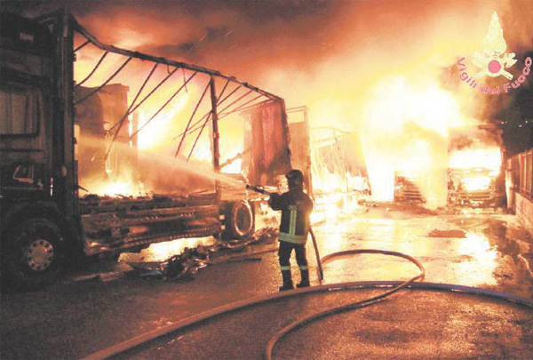 Raid doloso ad Arcella – Dodici tir in fiamme – Si teme per l’ambiente
