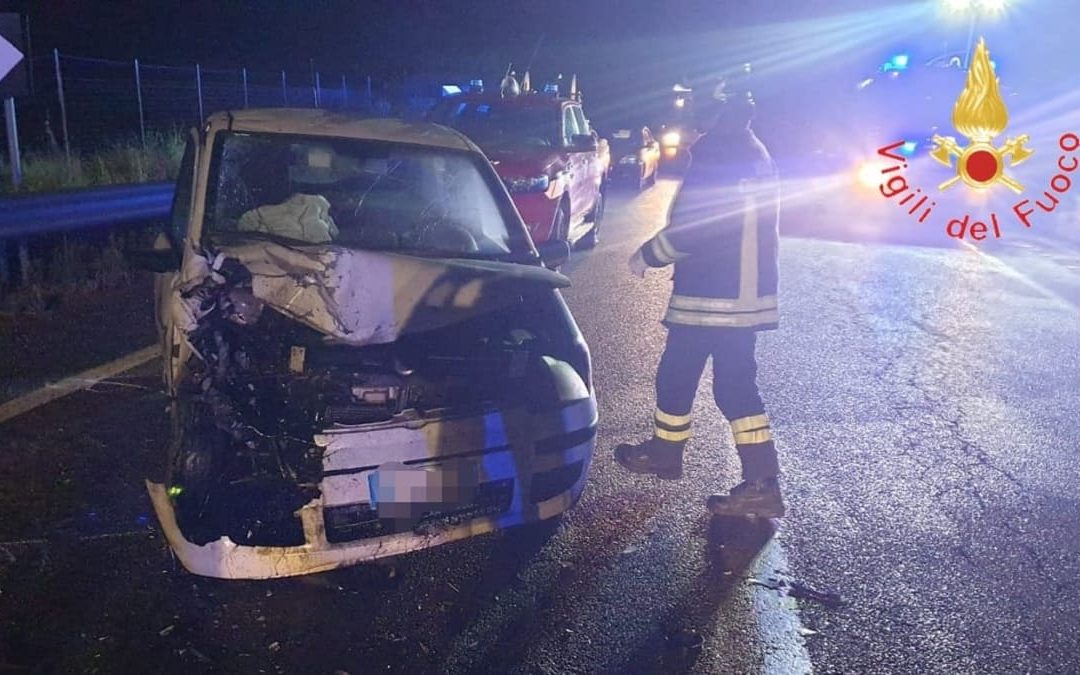Incidente stradale sulla SS107, due feriti gravi