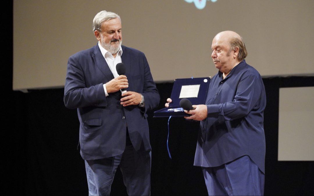 Lino Banfi e Michele Emiliano durante la cerimonia di premiazione - foto Regione Puglia