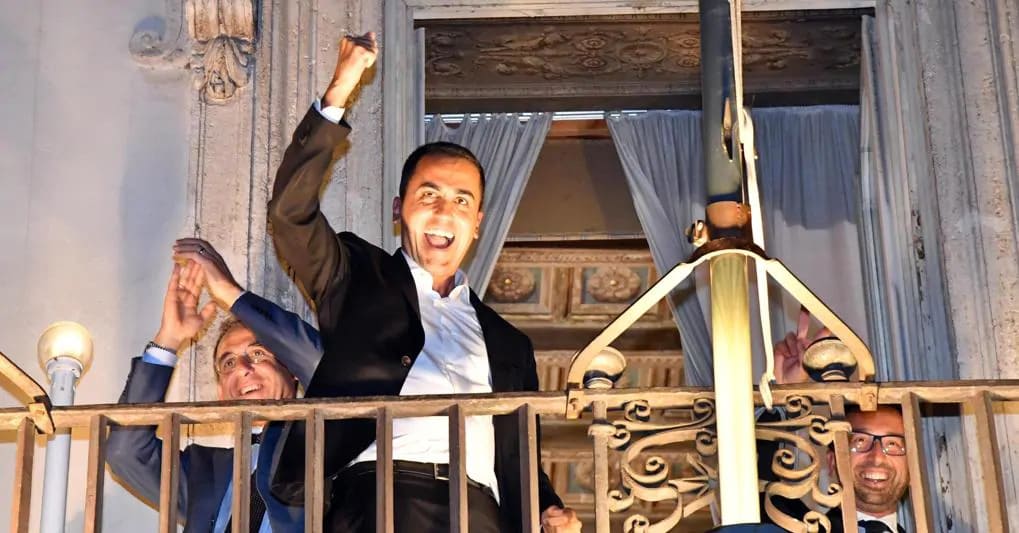 Luigi Di Maio quando esultava dal balcone per la storica vittoria elettorale del M5S