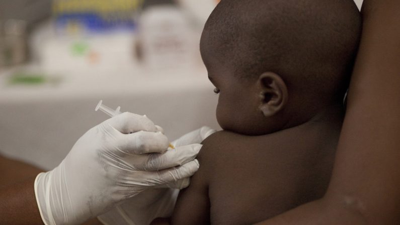Malaria, l’Oms raccomanda l’uso del primo vaccino nei bambini dell’Africa subsahariana