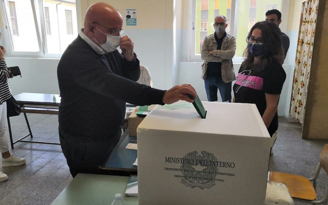 Mario Oliverio al voto