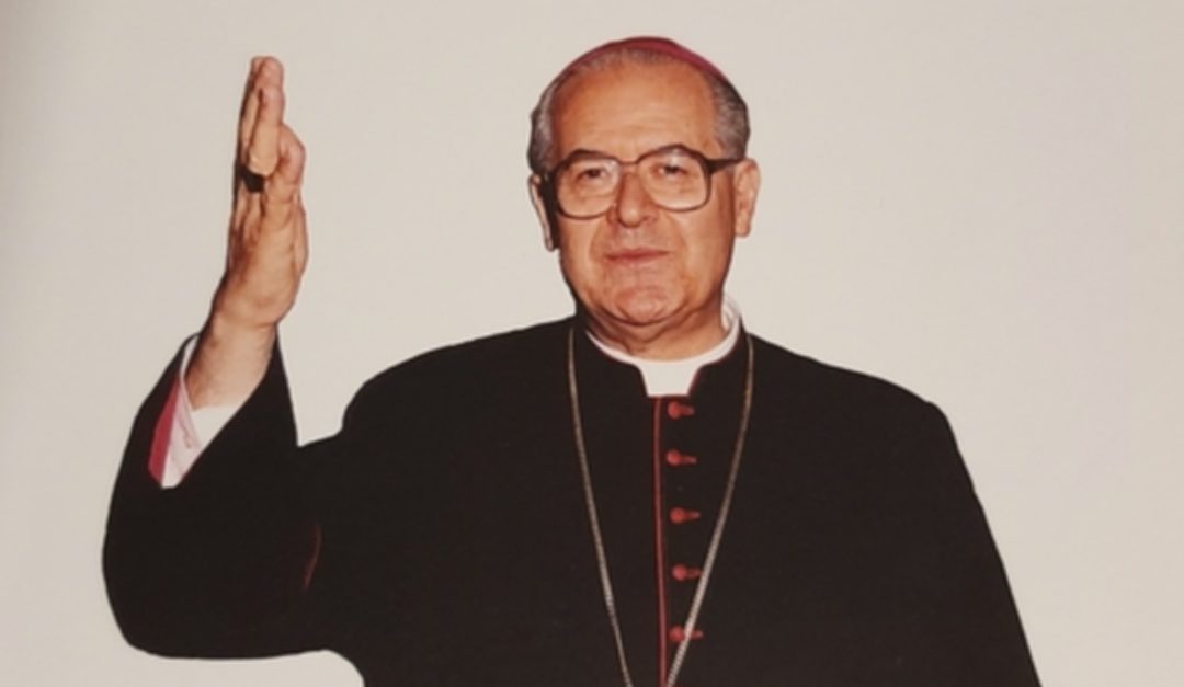 Monsignor Giovanni Marra ritratto sulla copertina del libro