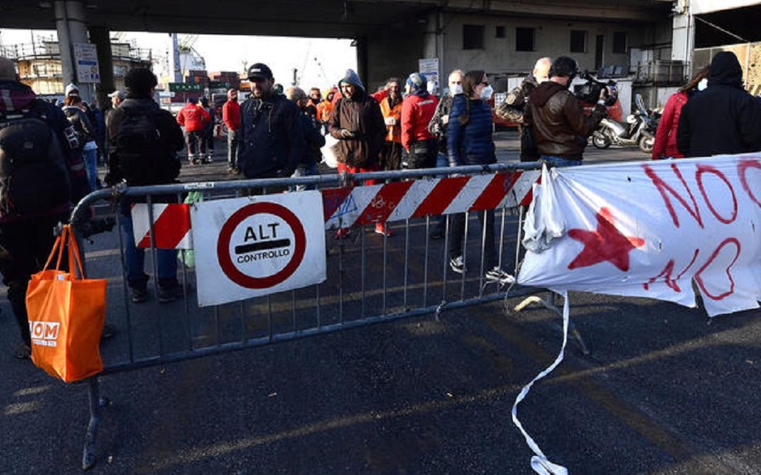 Dipendenti del terminal portuale Psa di Genova Pra' ai cancelli del terminal