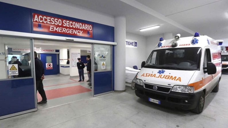 Uomo ferito a coltellate a Napoli, indaga la polizia