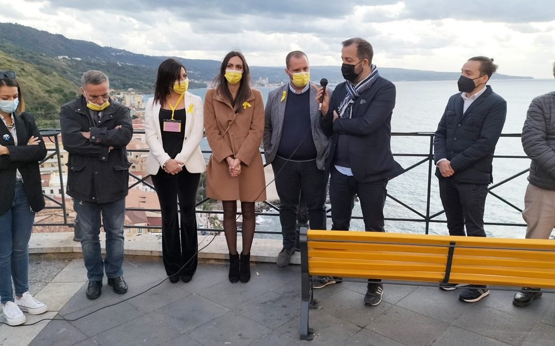 L'inaugurazione della panchina gialla per sensibilizzare sull'endometriosi a Pizzo