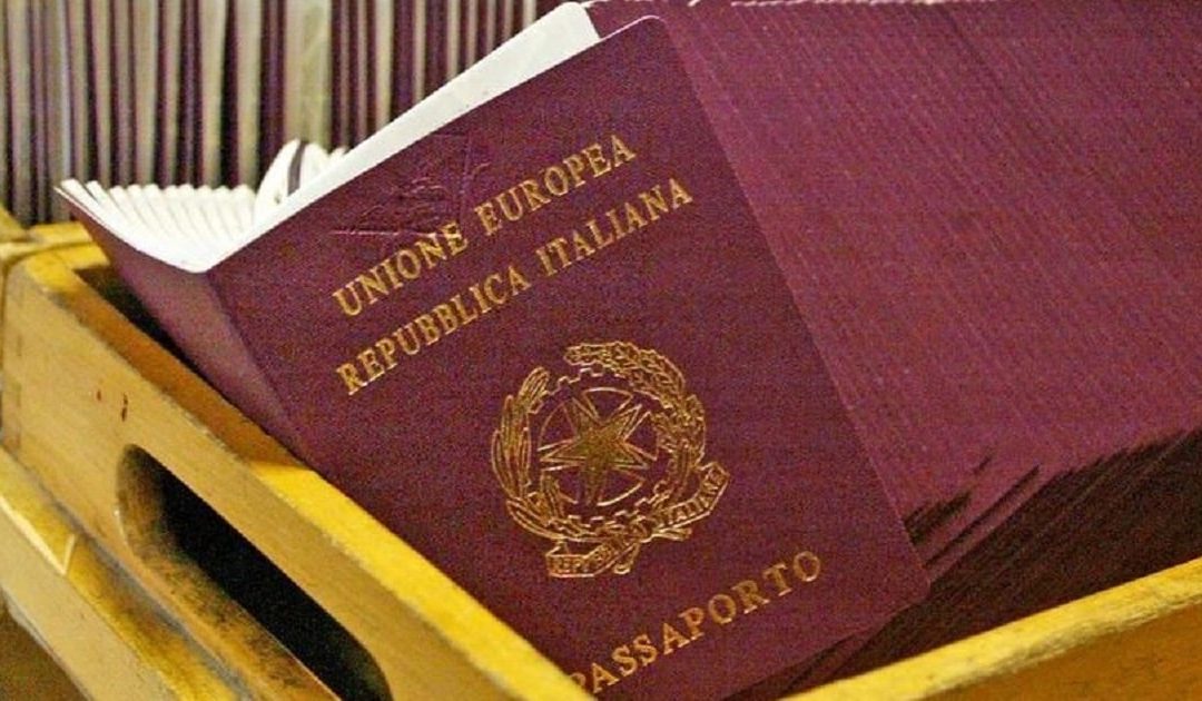Crotone, lucrava sui passaporti: poliziotto sospeso dal servizio