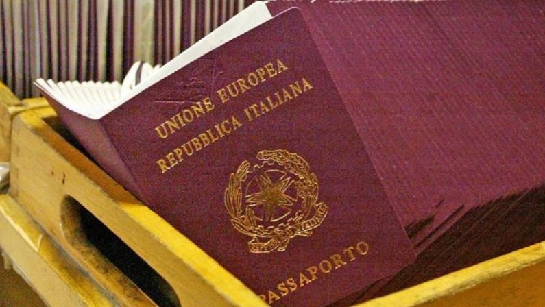 Crotone, lucrava sui passaporti: poliziotto sospeso dal servizio