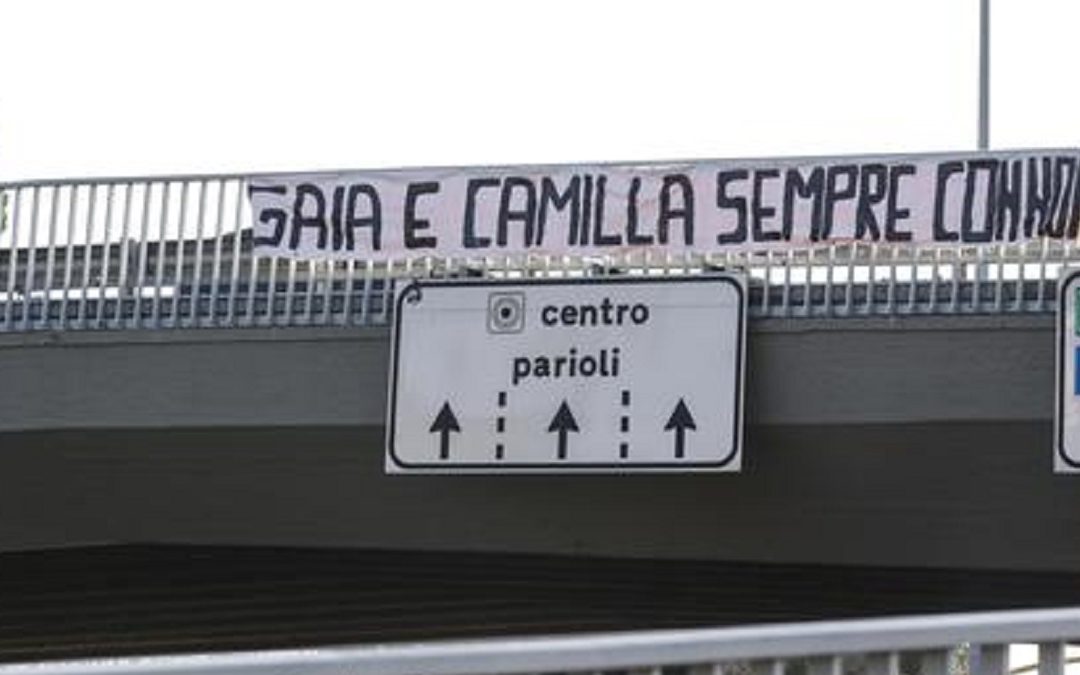Uno striscione per Gaia e Camilla esposto dopo l'incidente