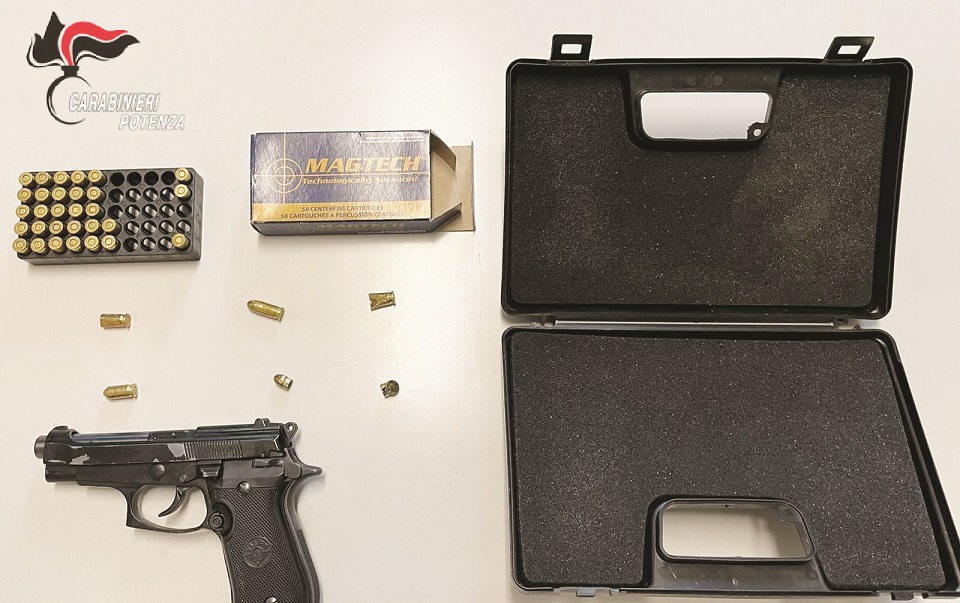 La pistola e le munizioni sequestrate