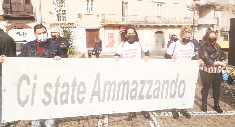 Uno striscione per la protesta a Gioia Tauro