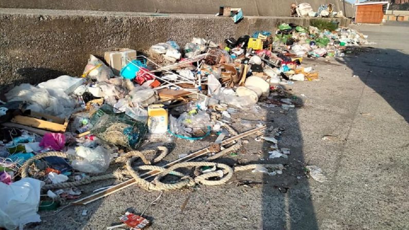 Cetraro, area portuale ancora invasa dai rifiuti