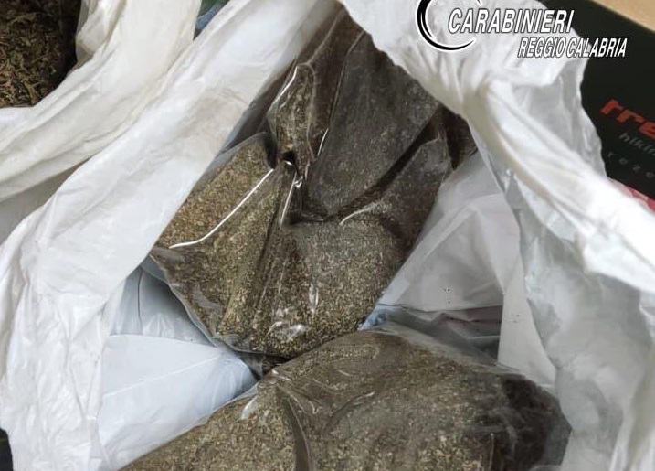 Nascondeva nella stalla 760 grammi di marijuana, arrestato nel Reggino