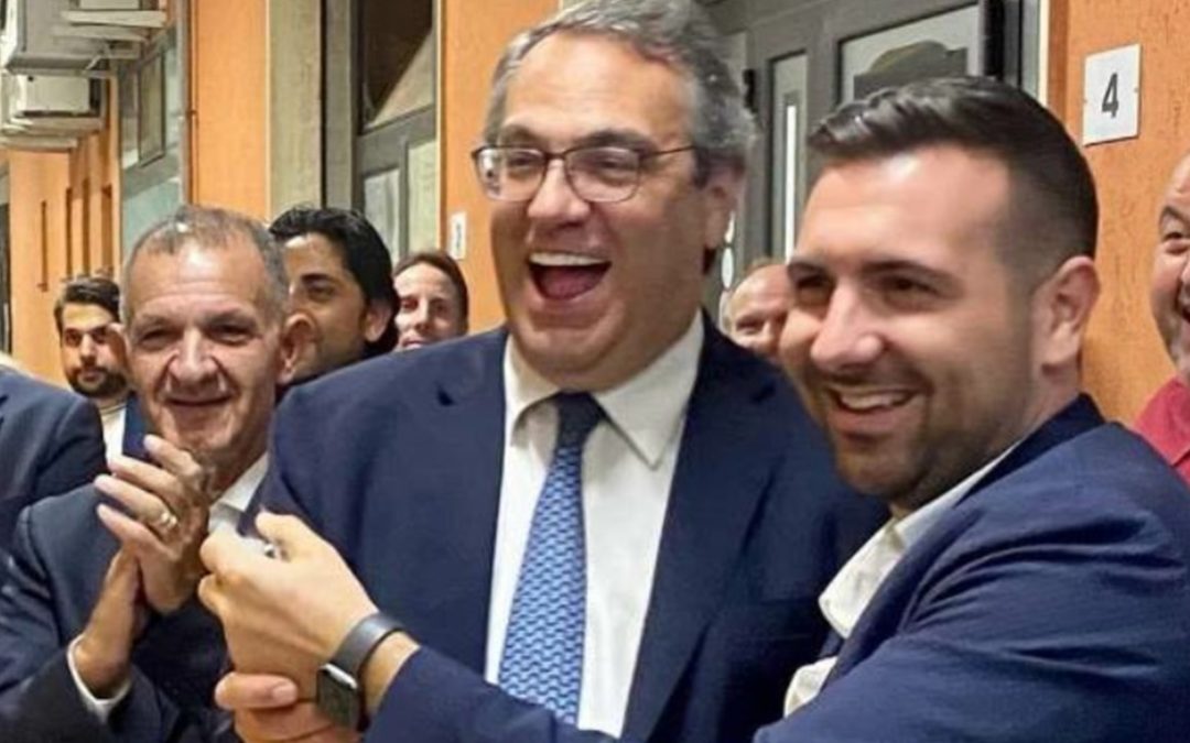 La gioia di Salvatore Cirillo (a destra) con il deputato Maurizio D’Ettore