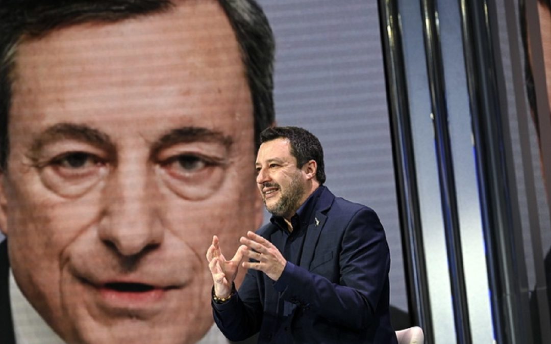 Matteo Salvini e, sullo sfondo, il premier Mario Draghi
