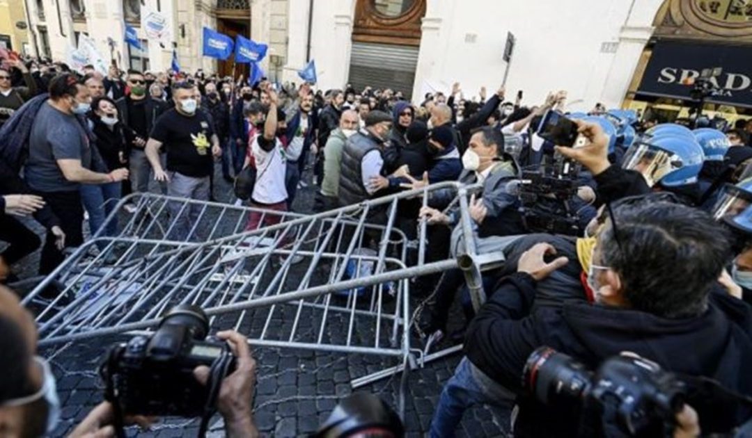 Gli scontri tra No pass e Polizia a Roma