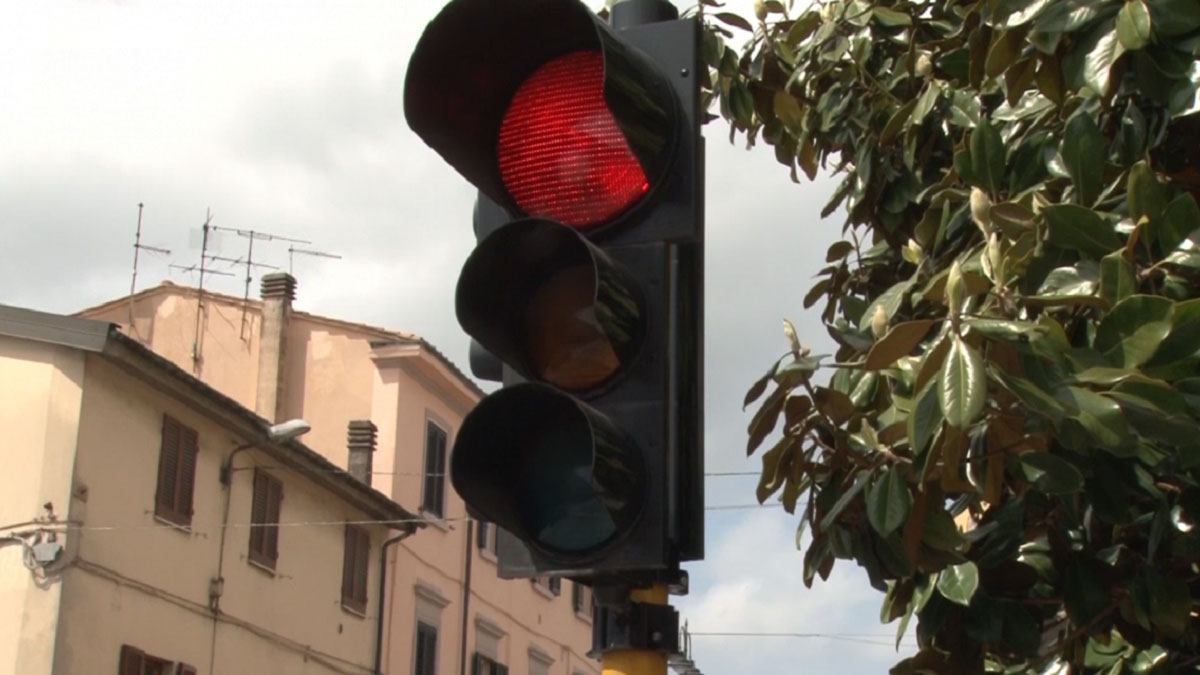https://www.quotidianodelsud.it/wp-content/uploads/2021/10/semaforo-rosso.jpg