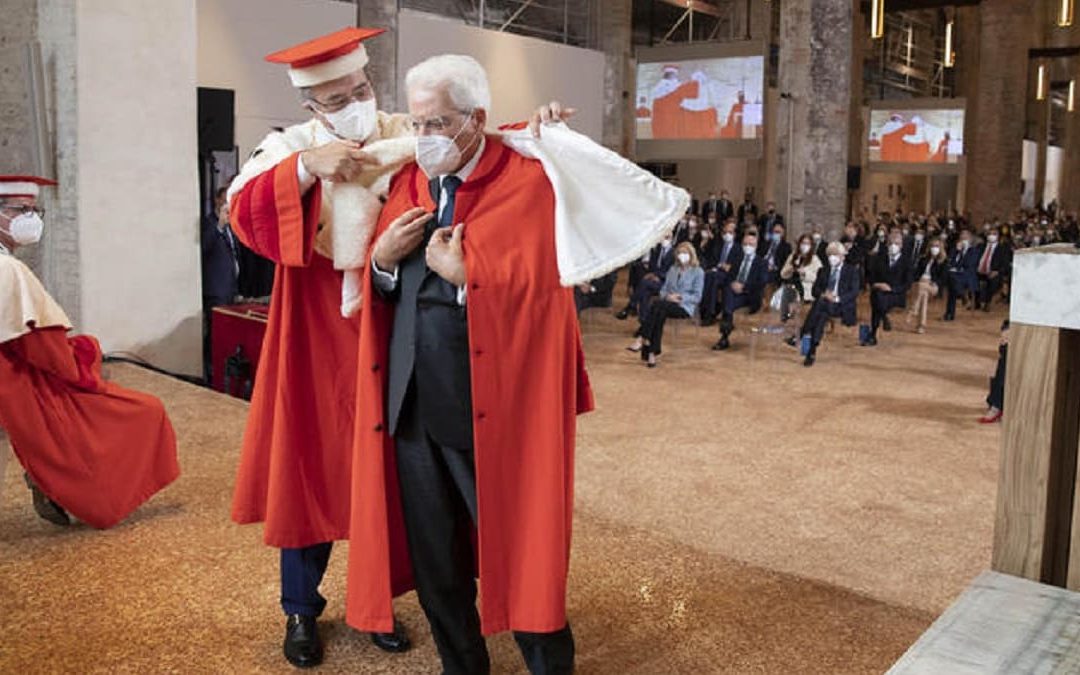 Sergio Mattarella durante la cerimonia per il conferimento della laurea honoris causa all’Università di Parma
