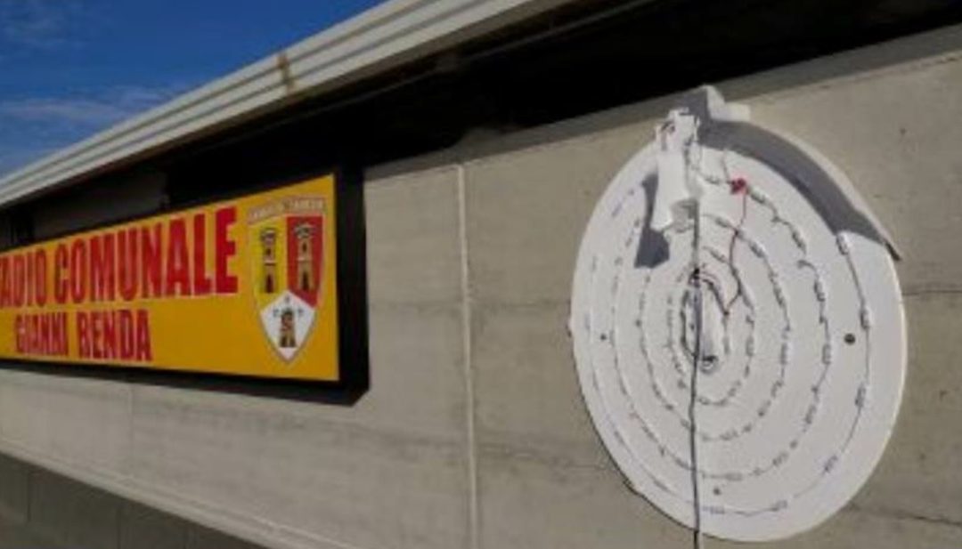 Lo spazio dal quale è stato divelto il logo del Lamezia Terme