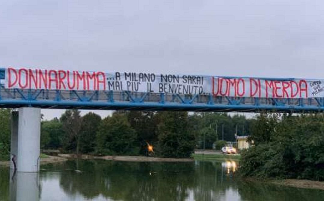 Lo striscione contro Donnarumma firmato "Curva Sud Milano"