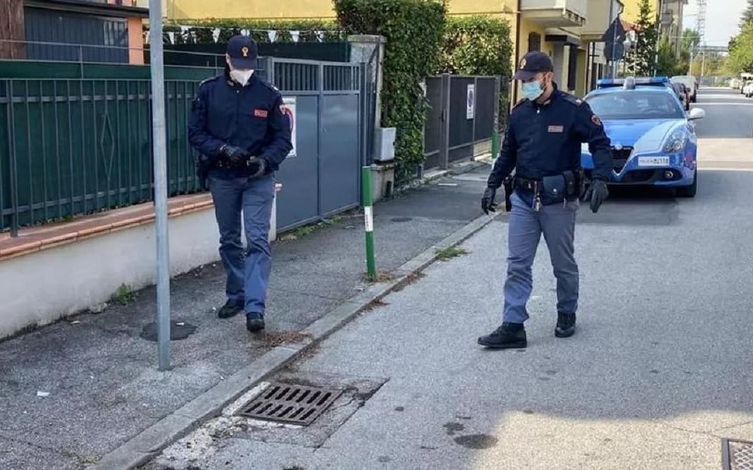 La polizia nei pressi del tombino in cui è stato ritrovato l'uomo