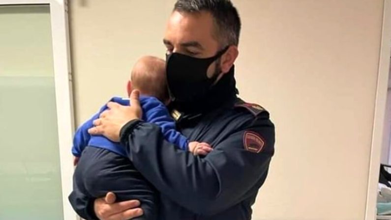 Il poliziotto lucano che abbraccia il bambino commuove l'Italia