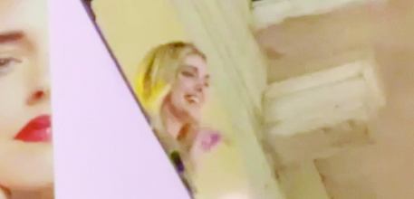 Chiara Ferragni saluta i fan dal balcone