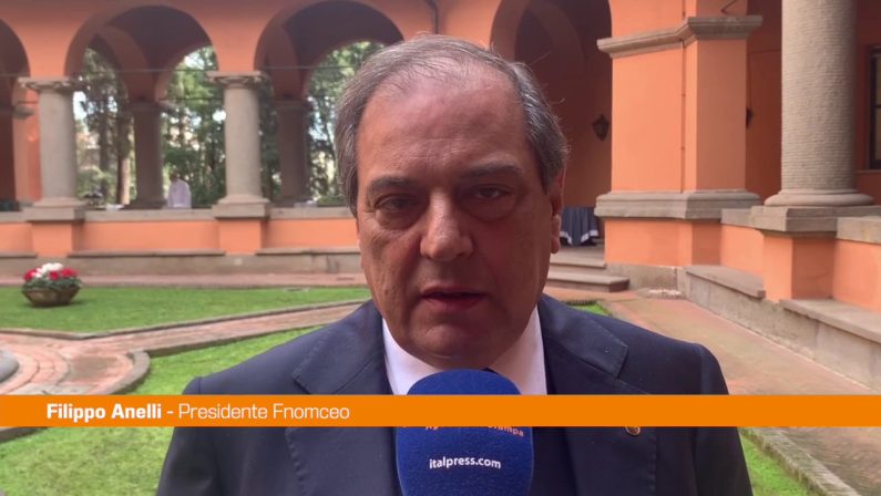 Anelli “Rafforzare l’obbligo vaccinale per i medici”