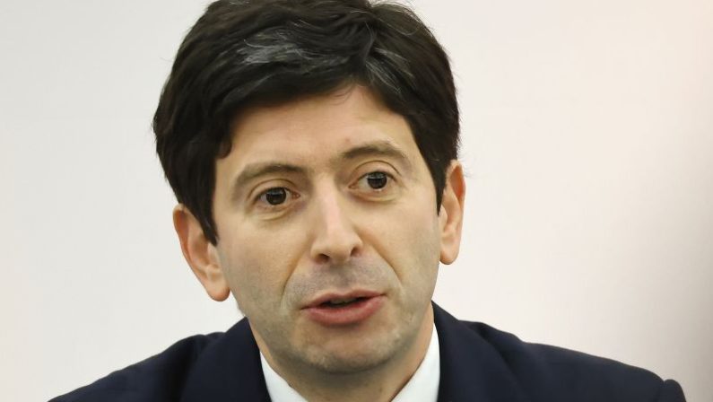 Vaccino, Speranza “Accelerare con i richiami, superate 2 milioni di terze dosi”
